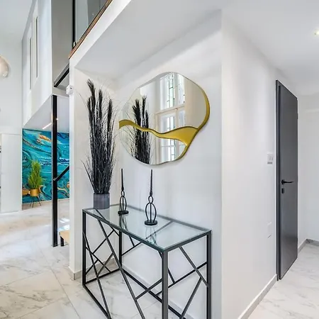 Loft 8 - Grand Stylish With Parking